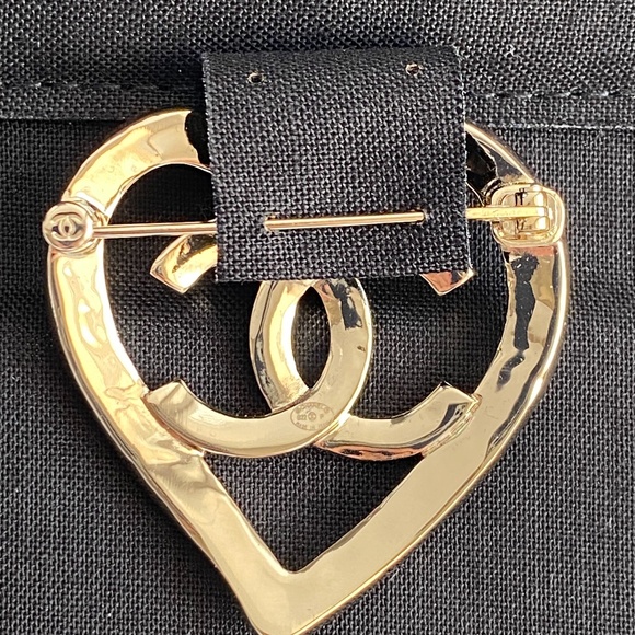 CHANEL 2022P GOLDEN TONE HEART METAL BROOCH WITH CC LOGO - Picture 13 of 16